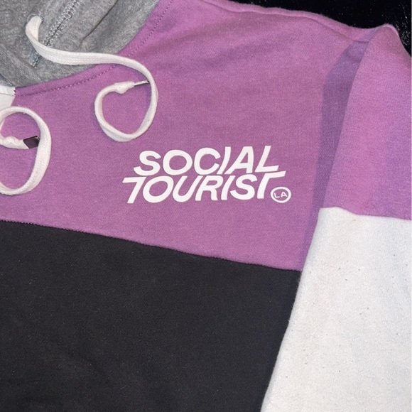 Social tourist merch- Dixie and Charlie D’Amelio - Picture 2 of 5